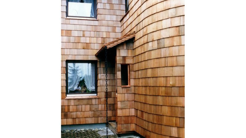 Da Holzschindeln kleinformatig sind, können mit ihnen auch Gebäuderundungen mit einem gleichmäßigen Deckbild bekleidet werden.