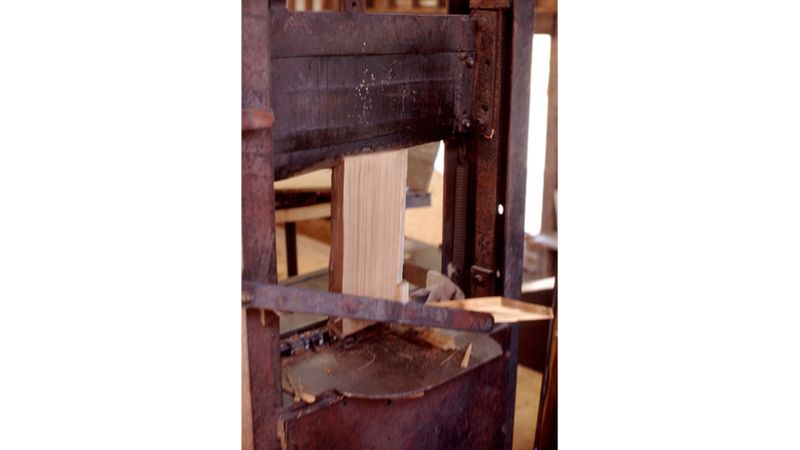 Traditionelles Handwerk: Schindelmacher bearbeiten das Holz wie schon Generationen vor ihnen mit Spaltbeil und Reifmesser. Zum Teil werden sie von Maschinen unterstützt. Jede Schindel wird einzeln vom Block abgespalten.