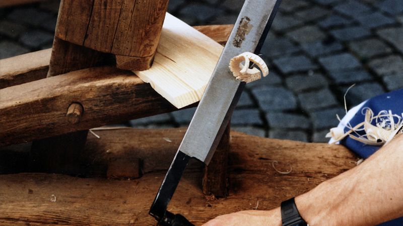 Die abgespaltenen Schindeln werden keilig geschnitzt und je nach Schindelart mit einer Fase versehen.