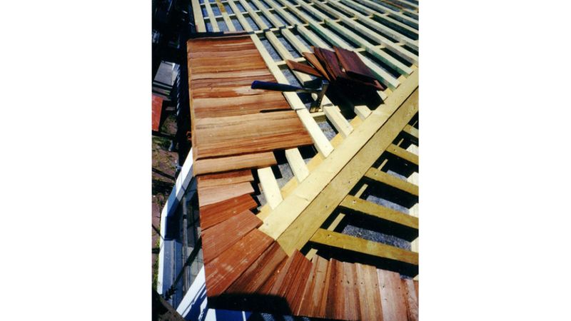 Im Dachbereich werden überwiegend gespaltene Schindeln aus Lärche, Rotzeder, Alaskazeder und Eiche eingesetzt, da diese Hölzer aufgrund Ihrer Inhaltsstoffe besonders widerstandsfähig gegen Pilzbefall oder mechanische Abnutzung sind.