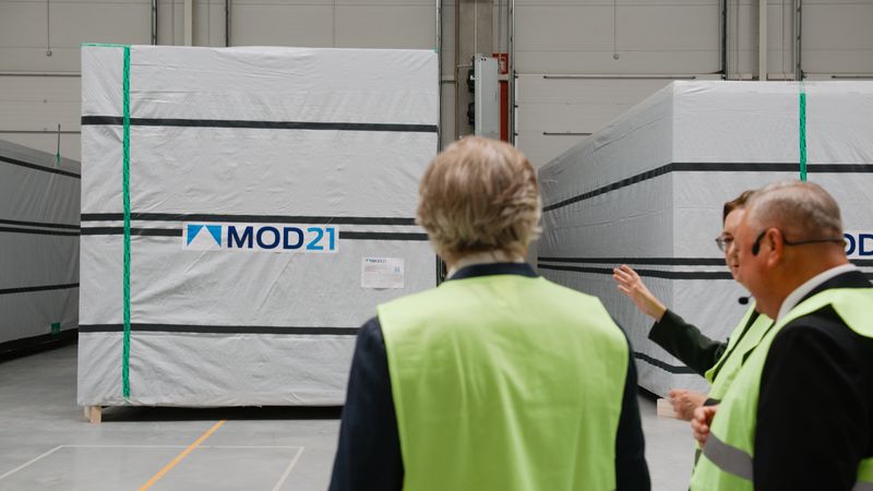 Die fertigen Module warten darauf, auf den Lastwagenhänger geladen und zur Baustelle in München gefahren zu werden.