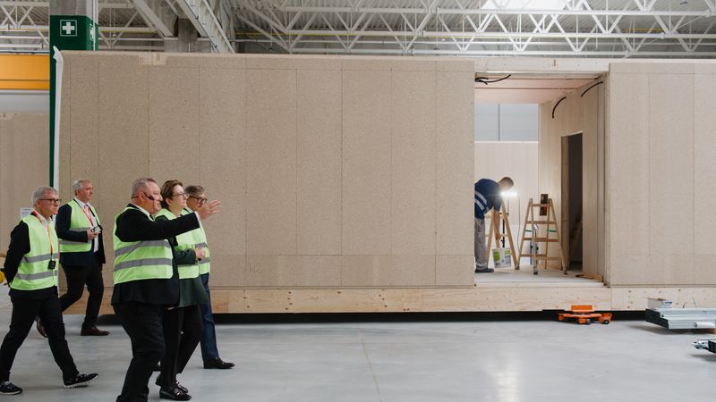 Auch der Innenausbau erfolgt in der Halle.