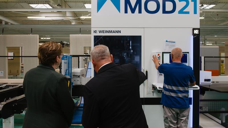 Die Maschinenbrücke verbindet die Balken automatisch zur Wand-Rahmenkonstruktion.