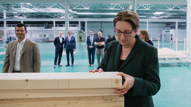 Aus den Holzbalken werden die Rahmen für Wände, Böden und Decken der Module gefertigt.