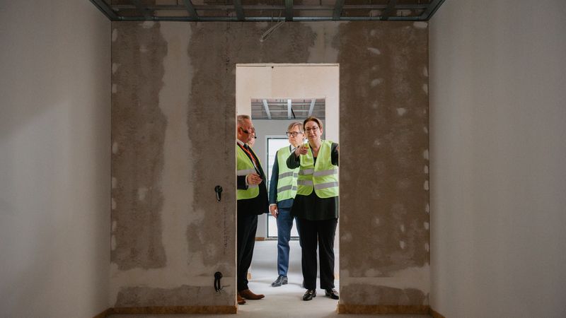 In der Halle werden noch Fenster, Türen, Boden-, Wand und Deckenverkleidung eingebaut.