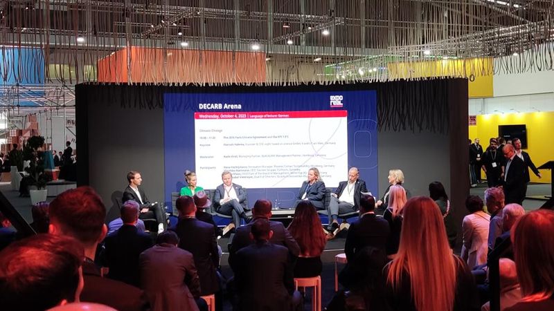Blick in die Decarb Arena - hier unter anderem mit Hannah Helmke (Right), Sascha Klaus (Berlin Hyp), Celia-Isabel Vietmeyer (Quantum) und Matthias Hartmann (Techem).