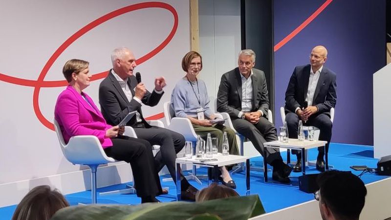 Roswitha Loibl moderiert ein Panel zur Dekarbonisierung mit Verena Rock, Jochen Schenk, Jochen Keysberg und Ingo Janka.