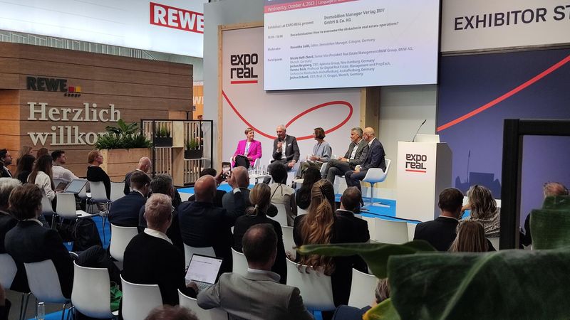 Weiterer Blickwinkel zum Panel auf der Exhibitor Stage.