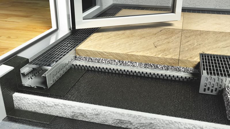 Barrierefreiheit: Entwsserungsrinnen fr Tr- und Fassadenbereiche