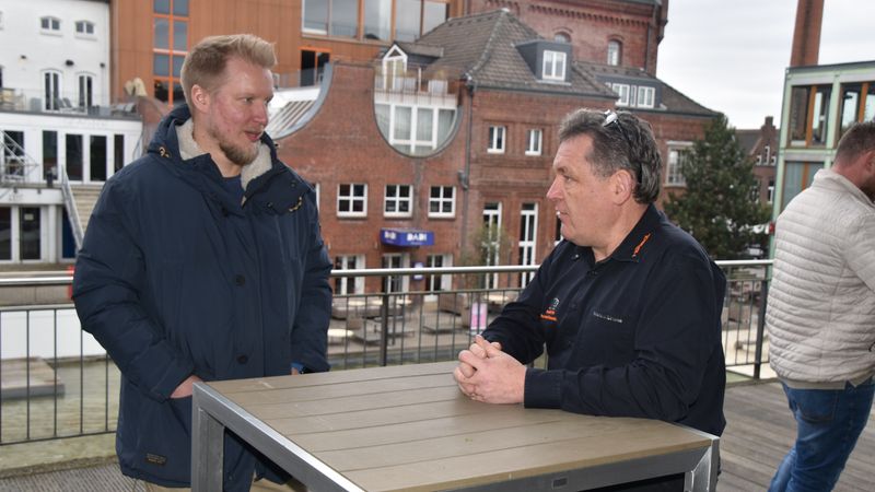 2 Männer im Gespräch