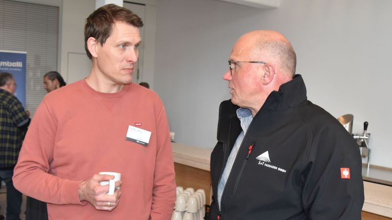 2 Männer im Gespräch