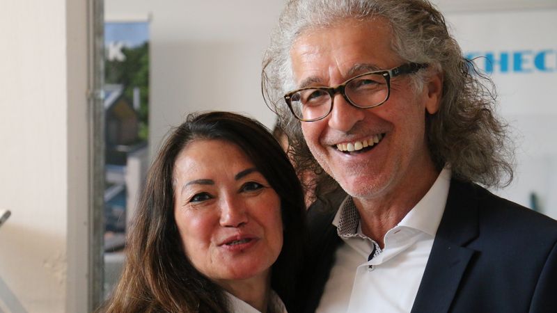 Mann und Frau lächelnd