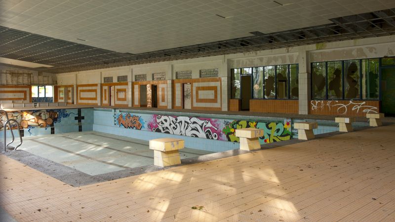 So sah das Schwimmbad früher aus. Einer der Startblöcke steht heute im Foyer. (Quelle: Schelfbauhütte)