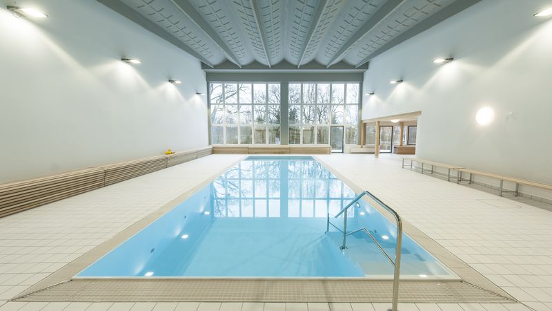  <i>E</i>in kleiner Teil des großen Schwimmbeckens wurde für therapeutisches Schwimmen und Kinder-Schwimmkurse umgebaut. (Quelle: Jörn Lehmann)