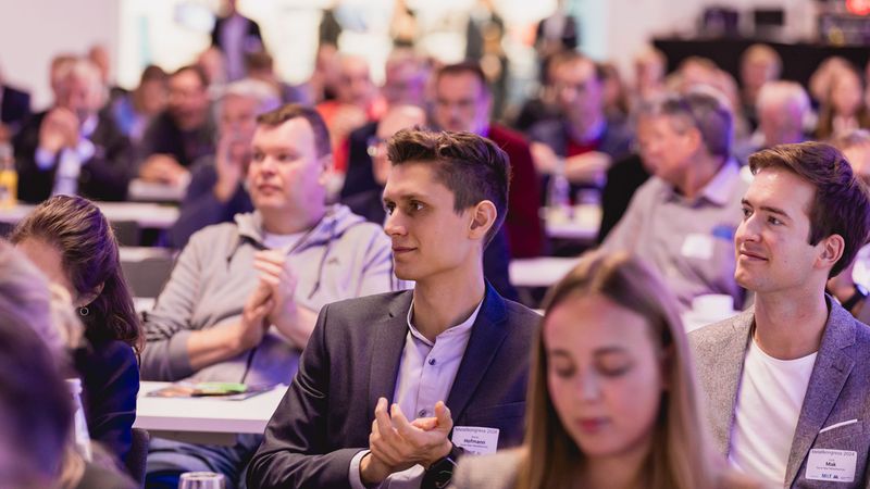 Teilnehmer in der Rotationshalle beim Metallkongress 2024. Quelle: Stefan Bausewein