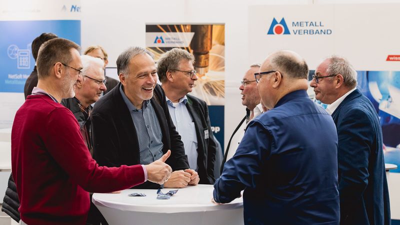 Austausch von Teilnehmern auf dem Metallkongress 2024. Quelle: Stefan Bausewein