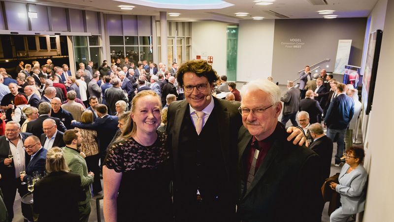 Yvonne Schneider, John Siehoff und Jörg Dombrowski vor dem Einlass zur Abendveranstaltung. Quelle: Stefan Bausewein