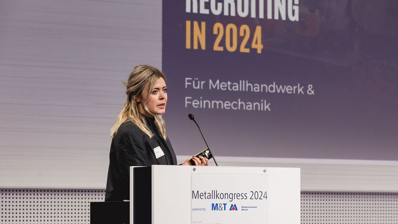 Anna Sänger bei Ihrem Vortrag Metall-Profis gesucht: Digitales Recruiting leicht gemacht vom 25.10.2024 auf dem Metallkongress. Quelle: Stefan Bausewein
