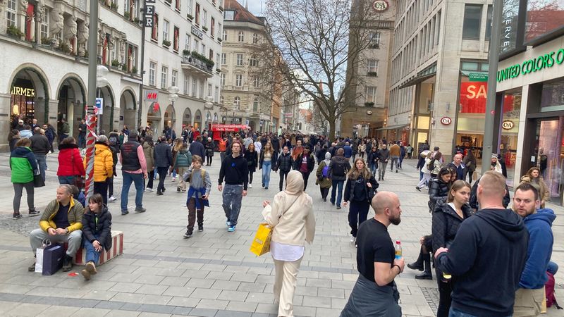 HDE-Konsumbarometer: Verbraucherstimmung hellt sich im November leicht auf