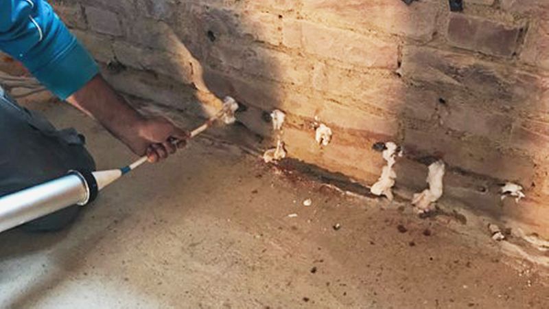 In die vorgebohrten Hohlräume wird die Horizontalsperre eingebracht.