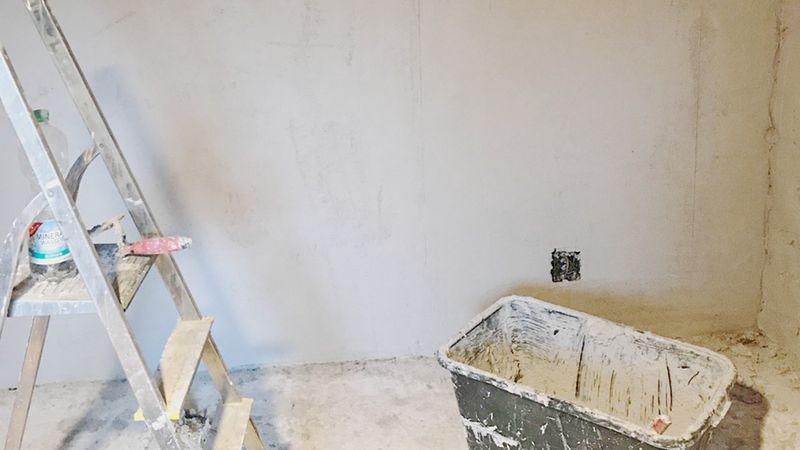 Ein Sanierputz hilft, die feuchte Wand nach innen austrocknen zu lassen.