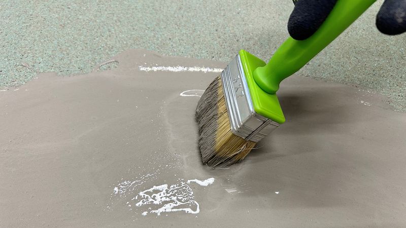 Auf dem grundierten Untergrund wird eine Haftschlämme aus der Bindemittelkomponente des Super-Leicht-Ausgleichs verteilt ...