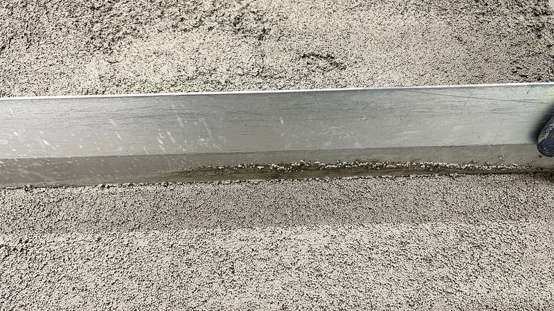 … und mit der Richtlatte abgezogen.