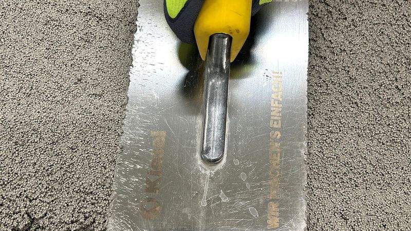 … und mit der Glättkelle geglättet.