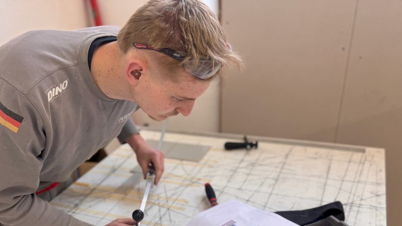 Anspruchsvolle Aufgabe zum Schluss: Niko Schleicher beim Skizzenstudium