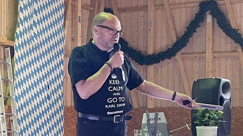 „Jetzt geht es nach draußen – Fliesen im Außenbereich sicher und dauerhaft verlegen“ war das Thema von André Hornemann, Vertriebs­leiter Nord für den Baustoffhandel/ Fliesenhandel bei Sika Handel Bau.
