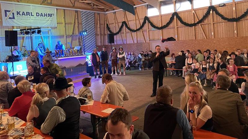 ... und während des Bayerischen Abends für einen guten Zweck versteigert.