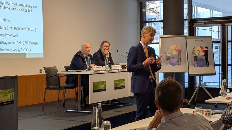 Dr. Edgar Joussen begrüßte traditionell die Teilnehmenden und referierte u.a. zum Thema Nachtragsvergütung.