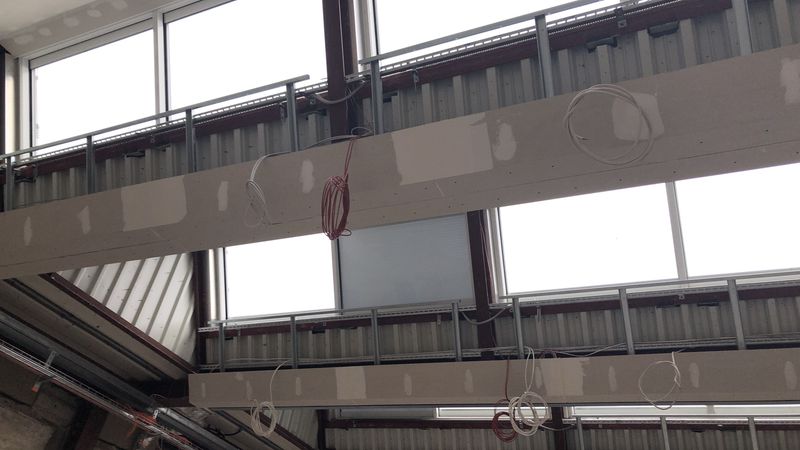 Besonders anspruchsvoll war die Verkleidung des Sheddaches in Verbindung mit der auszuführenden Decke aus einem Glasgranulat-Akustiksystem. (Quelle: Sieber Architekten)