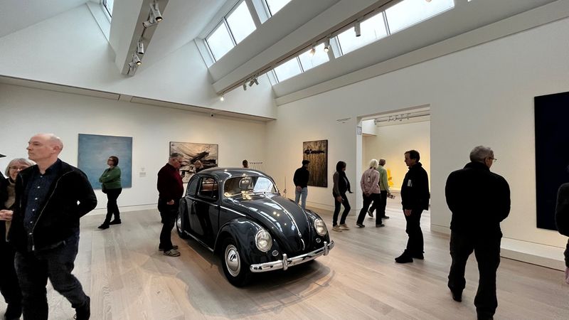 Da die Deckensymmetrie durch hochwertige Einbaukomponenten, wie zum Beispiel Lüftungsfugen, stark beeinflusst und strukturiert wird, musste jede Deckenplatte individuell als Einzelstück ausgeführt werden. (Quelle: SAINT-GOBAIN RIGIPS GmbH)