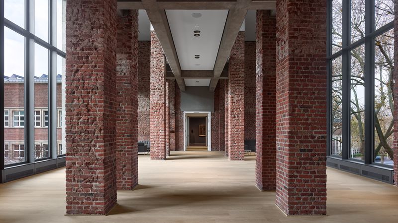 Dank der Öffnung zahlreicher, früher verschlossener Fenster sind die Ausstellungsräume in helles, freundliches Licht getaucht. (Quelle: SAINT-GOBAIN RIGIPS GmbH)