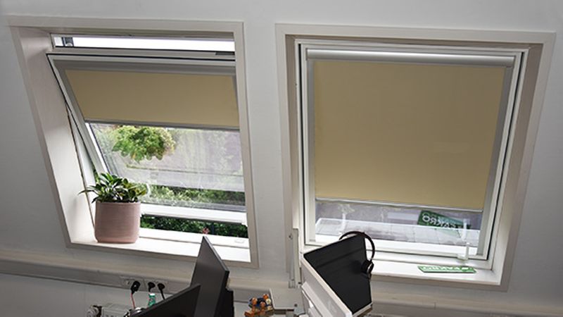 Die Austauschfenster kurz nach dem Einbau. Es gelangt viel Tageslicht in die Büroräume. Mit ihren Energiewerten von 1,3 W/m²K und auch konstruktiv können diese Fenster überzeugen. <br>Quelle: FAKRO/Krumstroh