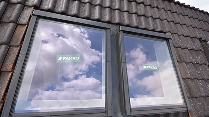 Komfortabler Einbau: Durch die identische Nut kann das alte Fenster einfach von der Trockenbau-Nische abgezogen werden. Das FAKRO Austauschfenster passt dann eins-zu-eins wieder auf die bestehende Verkleidung. Quelle: FAKRO/Krumstroh