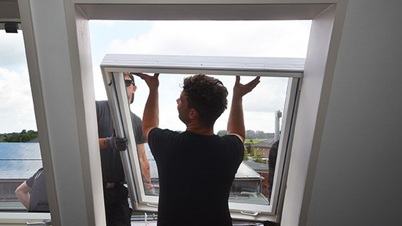 Komfortabler Einbau: Durch die identische Nut kann das alte Fenster einfach von der Trockenbau-Nische abgezogen werden. Das FAKRO Austauschfenster passt dann eins-zu-eins wieder auf die bestehende Verkleidung.