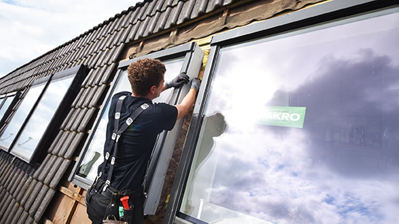 Zusammen mit dem XDP Dämm- und Anschluss-Set sowie dem an die Montagehöhe anpassbaren Eindeckrahmen EHU-A geht der Tausch schnell und sauber vonstatten. <br>Quelle: FAKRO/Krumstroh
