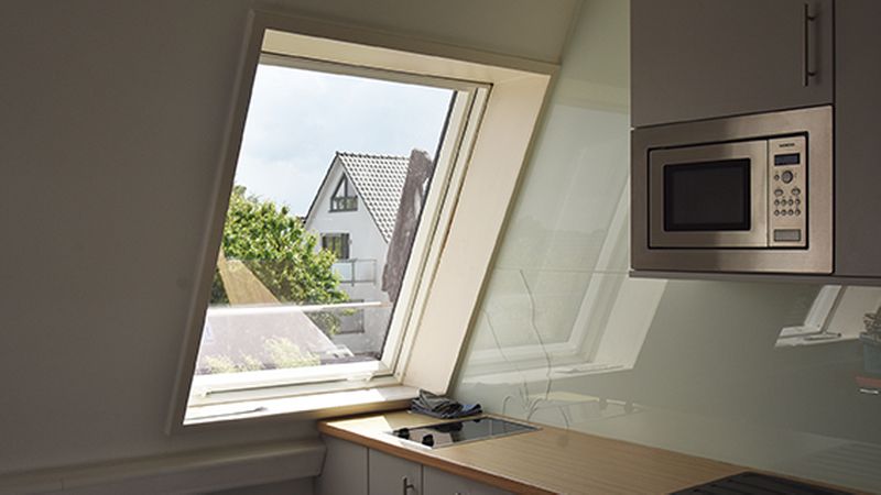 Die Austauschfenster kurz nach dem Einbau. Es gelangt viel Tageslicht in die Büroräume. Mit ihren Energiewerten von 1,3 W/m²K und auch konstruktiv können diese Fenster überzeugen. Quelle: FAKRO/Krumstroh