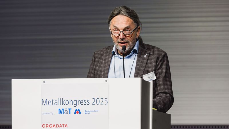 Ein Redner hält eine Präsentation auf dem Metallkongress 2025.