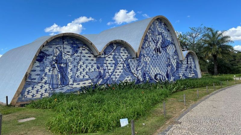 Auch die Rückseite der Kirche ist mit blauen Kacheln (Azulejos) verziert