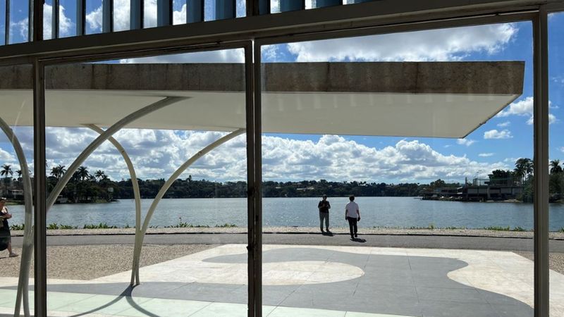 Blick aus der Kirche auf den See von Pampulha