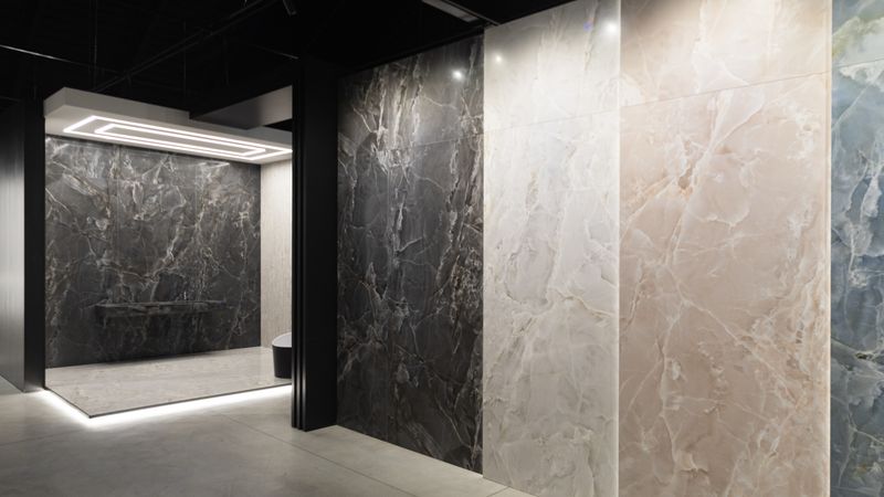 Von der Zentralachse zweigen Gänge ab, die die Kollektion in der Breite darstellen. (Quelle: Casalgrande Padana)