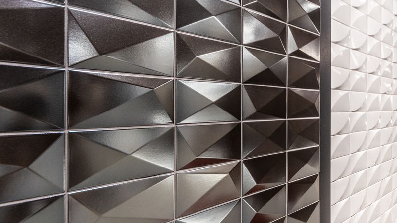 Der Showroom umfasst auch einen Bereich für Outdoor-Materialien, wie z. B. die im Bild zu sehende, skulpturale Fliese „Boa“ in diamantierter Form im Format 10 x 20 Zentimeter für geklebte Fassadenverkleidungen. (Quelle: Casalgrande Padana)