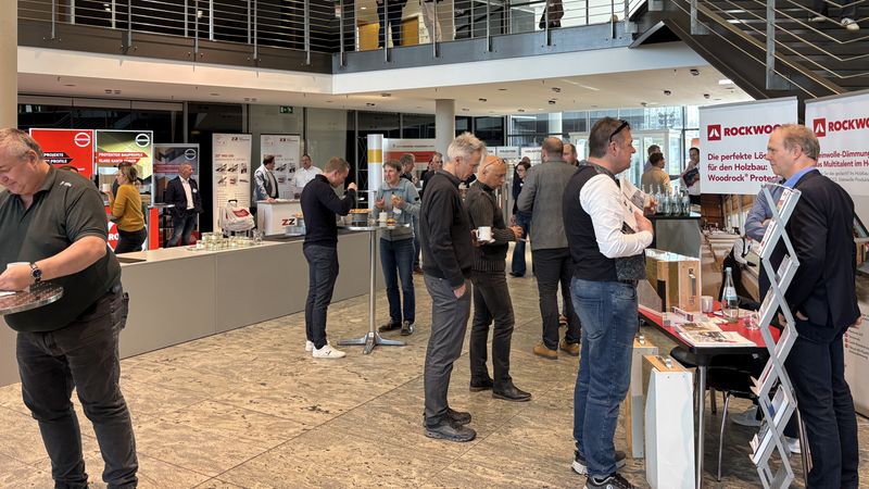 Während der beiden Tagungen fand eine Fachausstellung mit Anbietern von Brandschutzlösungen statt.