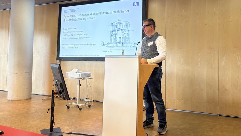 Dr. Michael Merk beim Vortrag zur Anwendung der neuen MHolzBauRL