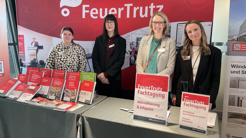 Das FeuerTrutz-Team am eigenen Stand