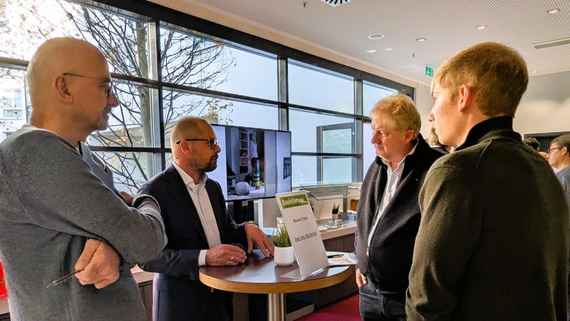 Dipl.-Ing. Kai Schulz im Gespräch mit Teilnehmern zur effizienten Arbeitszeitgestaltung und dem sinnvollen Einsatz von KI.