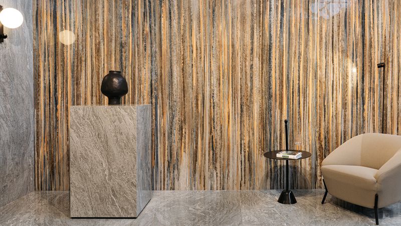 Bei Century stößt der Besucher unter anderem auf moderne Wandverkleidungen in großen Abmessungen.